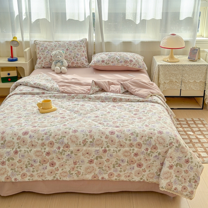 91家纺网 家纺一手货源 找家纺 贝扬思家纺 2026新款云感双层纱抗菌花边夏被-晴风系列 晴风-花漾集