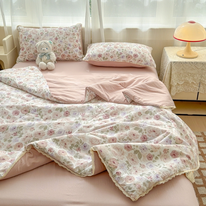 91家纺网 家纺一手货源 找家纺 贝扬思家纺 2026新款云感双层纱抗菌花边夏被-晴风系列 晴风-花漾集