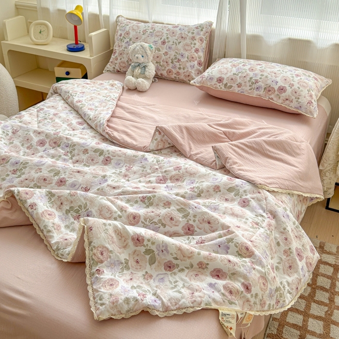 91家纺网 家纺一手货源 找家纺 贝扬思家纺 2026新款云感双层纱抗菌花边夏被-晴风系列 晴风-花漾集