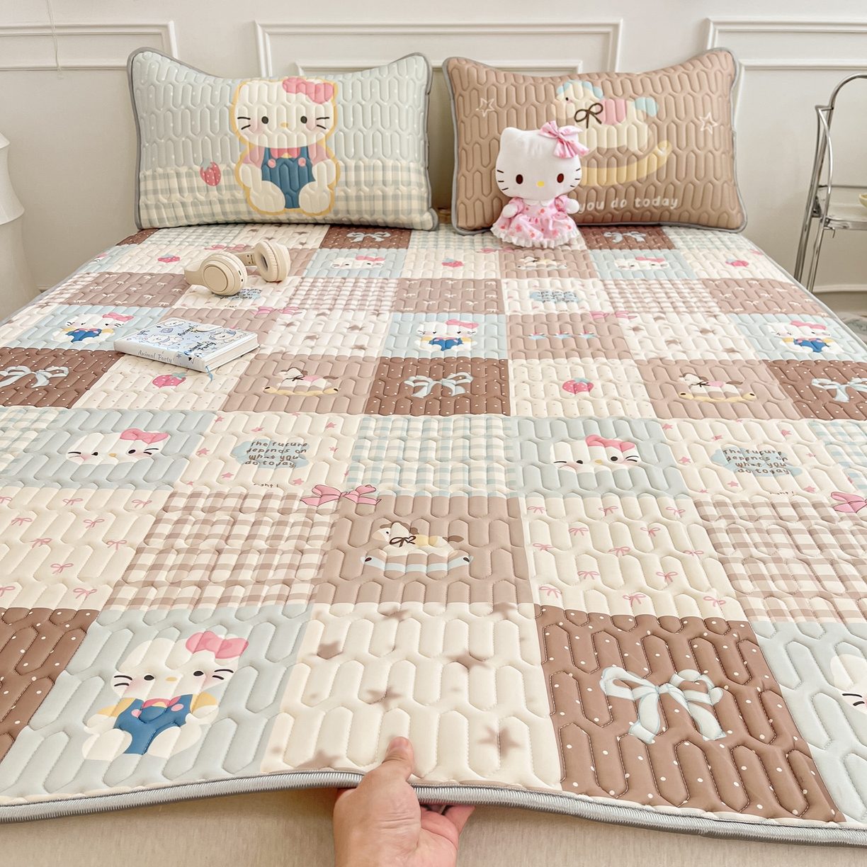 91家纺网 家纺一手货源 找家纺 摩妮卡 2026新款数码大版小清新乳胶凉席床席款三件套-场景一 盲盒小屋