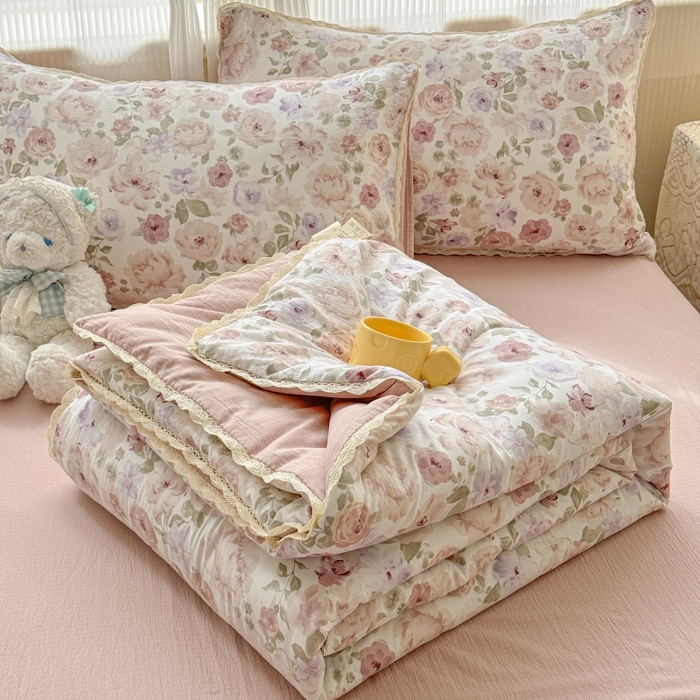 91家纺网 家纺一手货源 找家纺 贝扬思家纺 2026新款云感双层纱抗菌花边夏被-晴风系列 晴风-花漾集