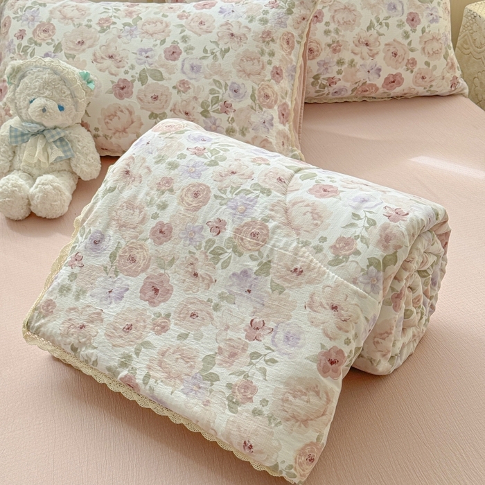 91家纺网 家纺一手货源 找家纺 贝扬思家纺 2026新款云感双层纱抗菌花边夏被-晴风系列 晴风-花漾集