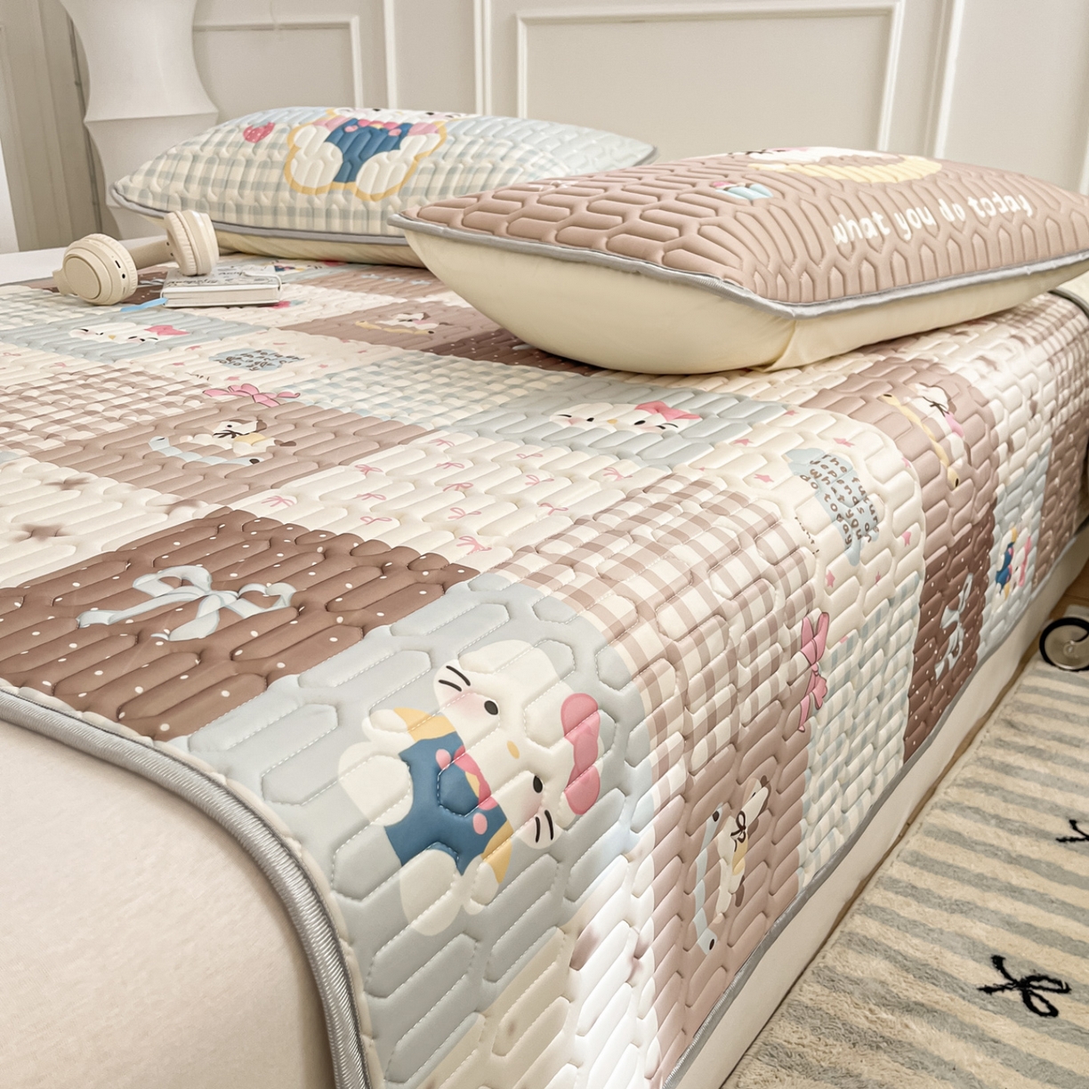 91家纺网 家纺一手货源 找家纺 摩妮卡 2026新款数码大版小清新乳胶凉席床席款三件套-场景一 盲盒小屋