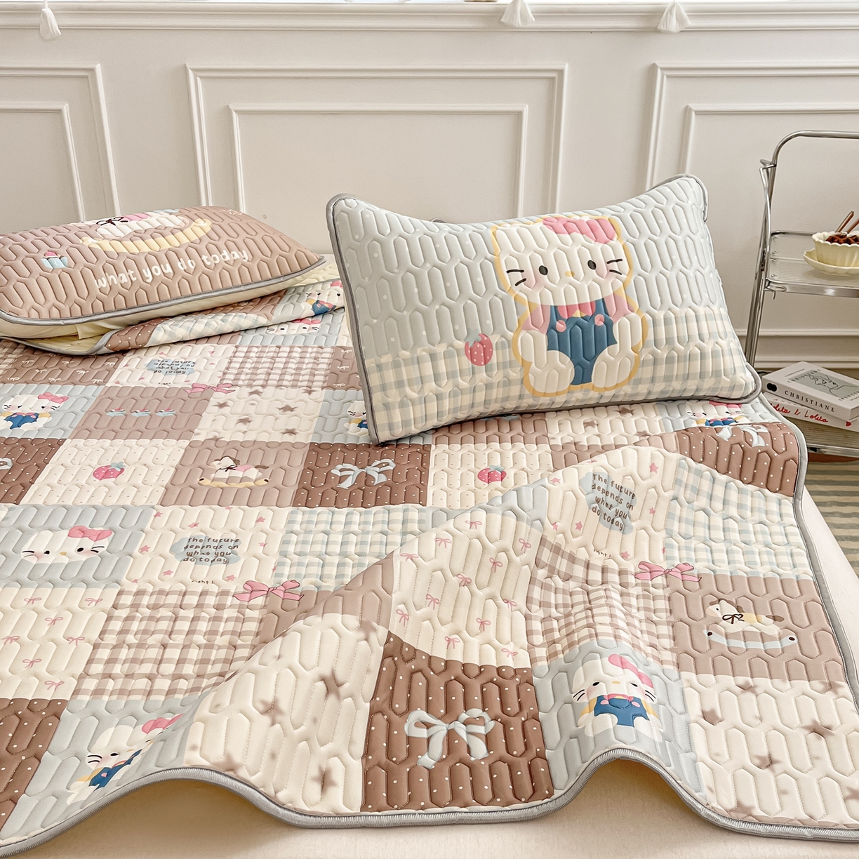 91家纺网 家纺一手货源 找家纺 摩妮卡 2026新款数码大版小清新乳胶凉席床席款三件套-场景一 盲盒小屋