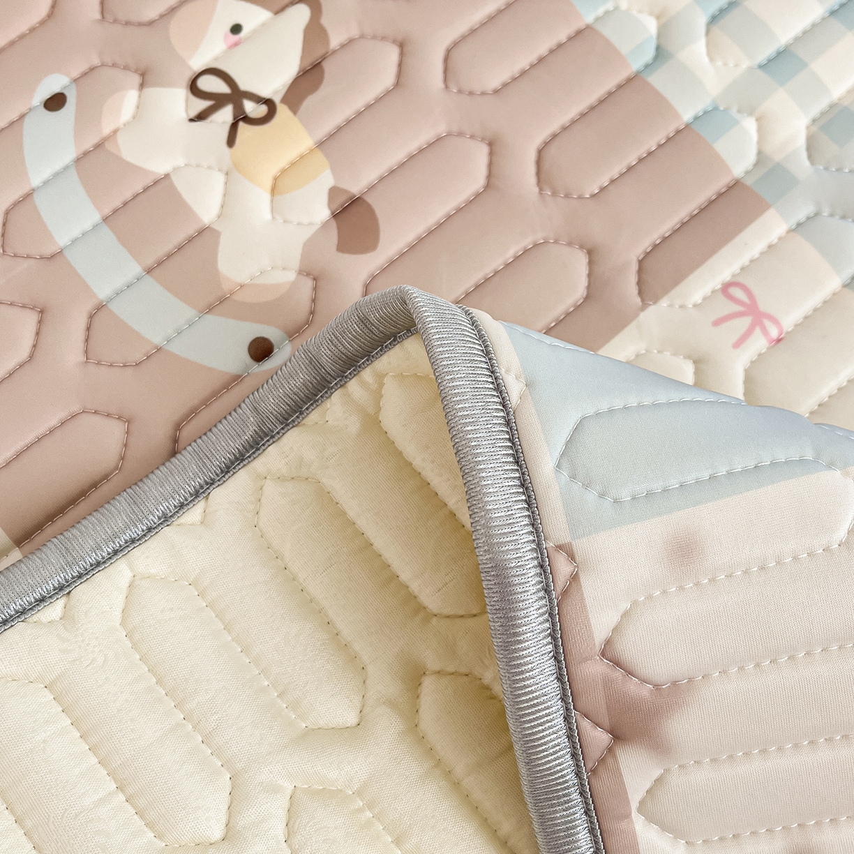 91家纺网 家纺一手货源 找家纺 摩妮卡 2026新款数码大版小清新乳胶凉席床席款三件套-场景一 盲盒小屋