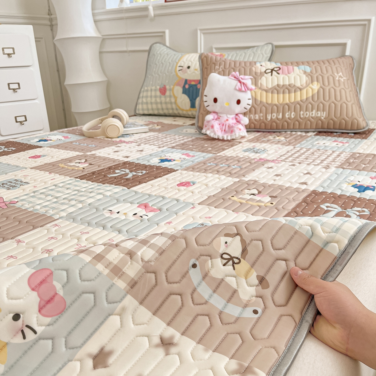 91家纺网 家纺一手货源 找家纺 摩妮卡 2026新款数码大版小清新乳胶凉席床席款三件套-场景一 盲盒小屋