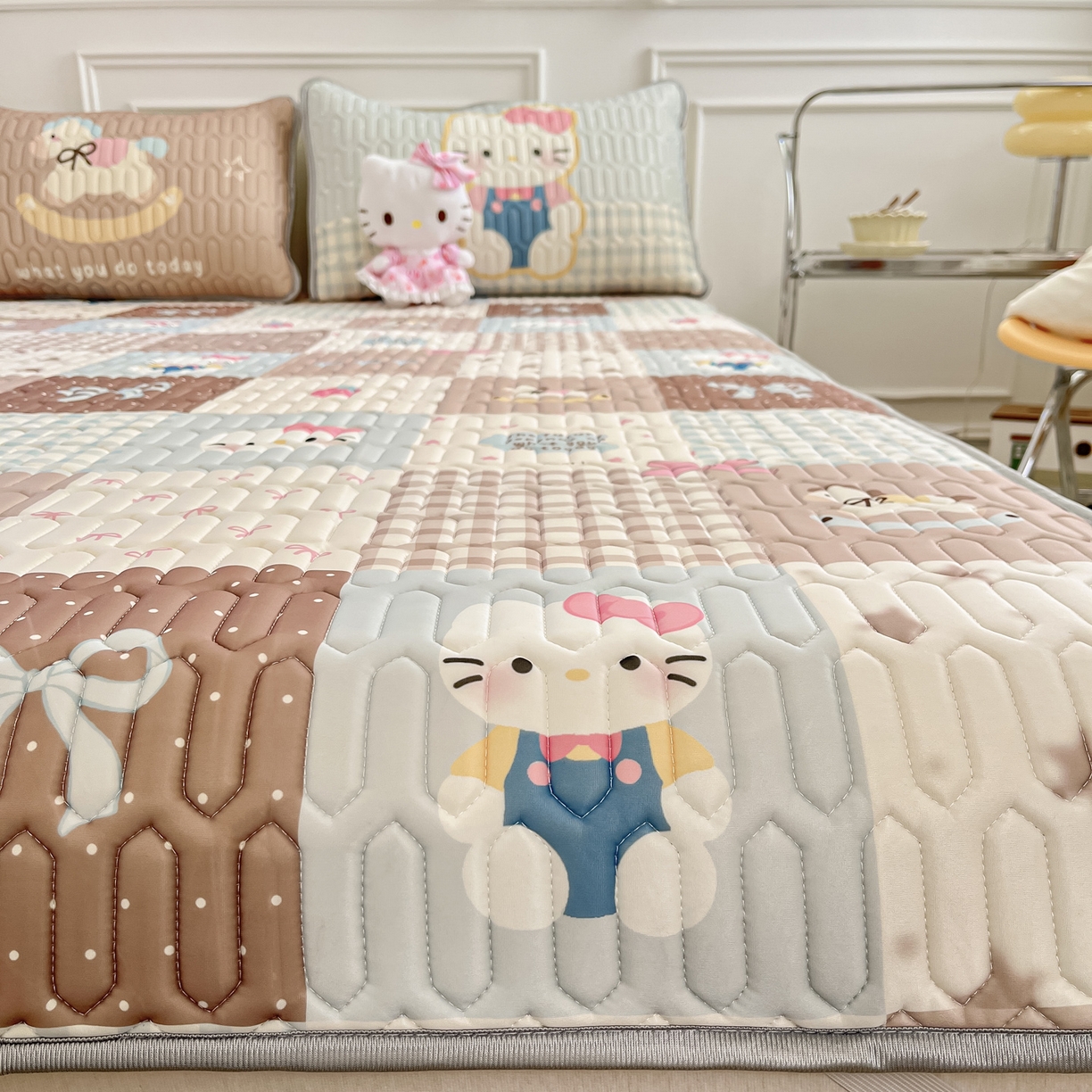 91家纺网 家纺一手货源 找家纺 摩妮卡 2026新款数码大版小清新乳胶凉席床席款三件套-场景一 盲盒小屋