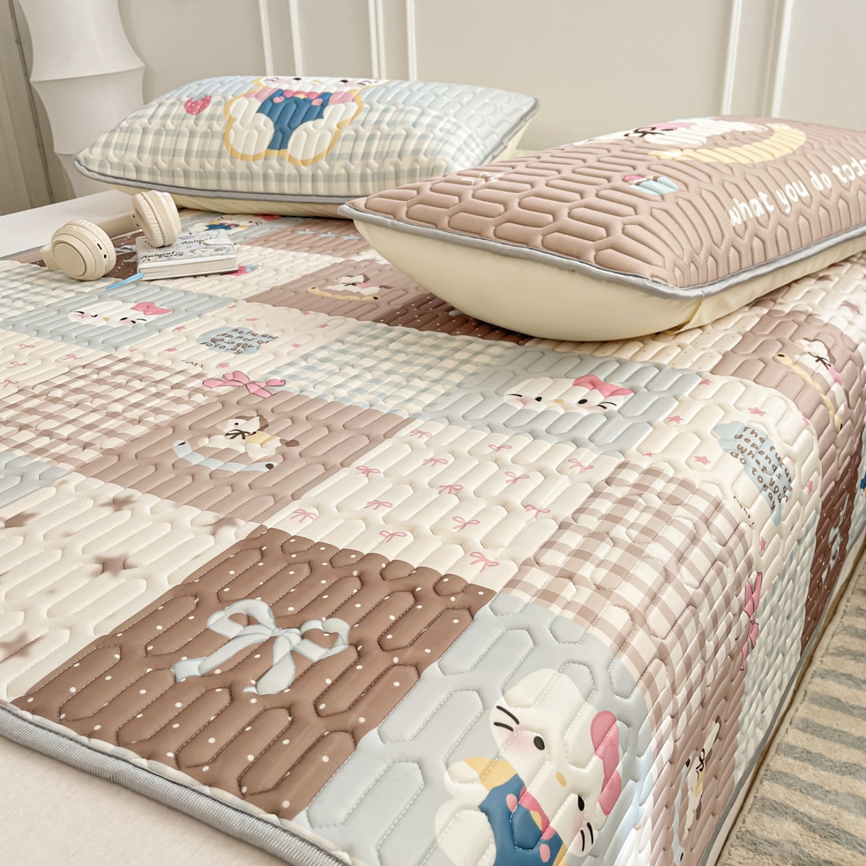 91家纺网 家纺一手货源 找家纺 摩妮卡 2026新款数码大版小清新乳胶凉席床席款三件套-场景一 盲盒小屋