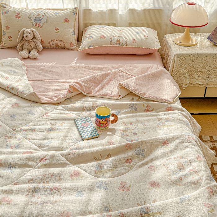91家纺网 家纺一手货源 找家纺 贝扬思家纺 2026新款云感双层纱抗菌花边夏被-晴风系列 晴风-镜子里的兔