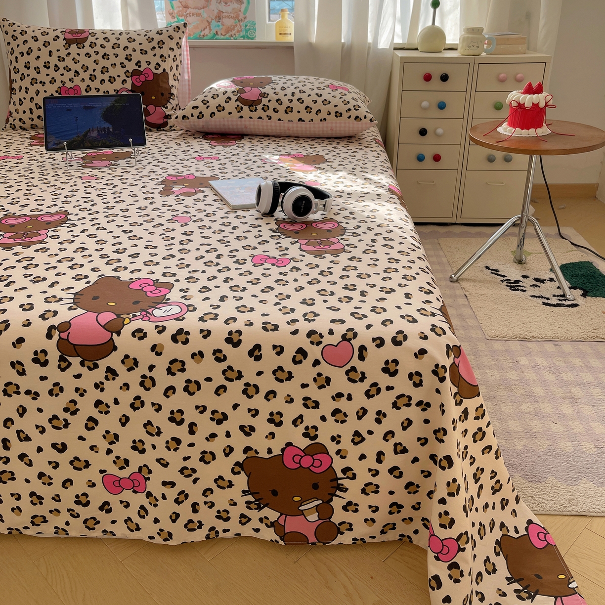 91家纺网 家纺一手货源 找家纺 六巷胡同 2026新款40支全棉13070INS卡通全棉单品床单 豹纹黑皮猫