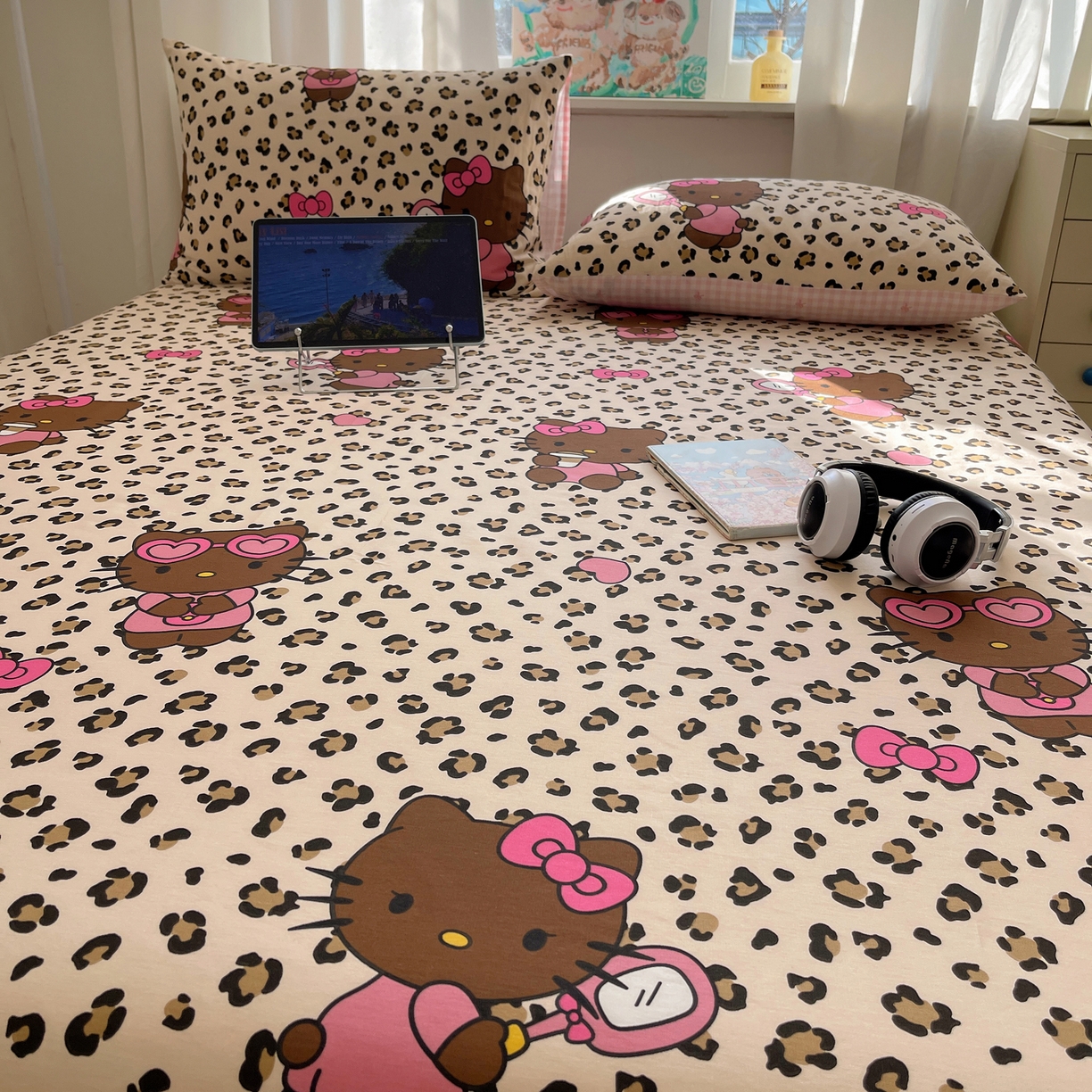 91家纺网 家纺一手货源 找家纺 六巷胡同 2026新款40支全棉13070INS卡通全棉单品床单 豹纹黑皮猫