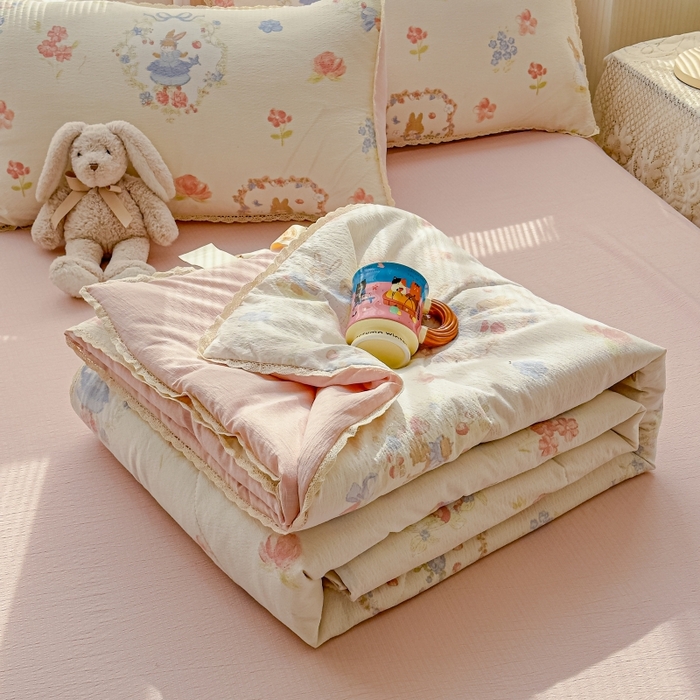 91家纺网 家纺一手货源 找家纺 贝扬思家纺 2026新款云感双层纱抗菌花边夏被-晴风系列 晴风-镜子里的兔