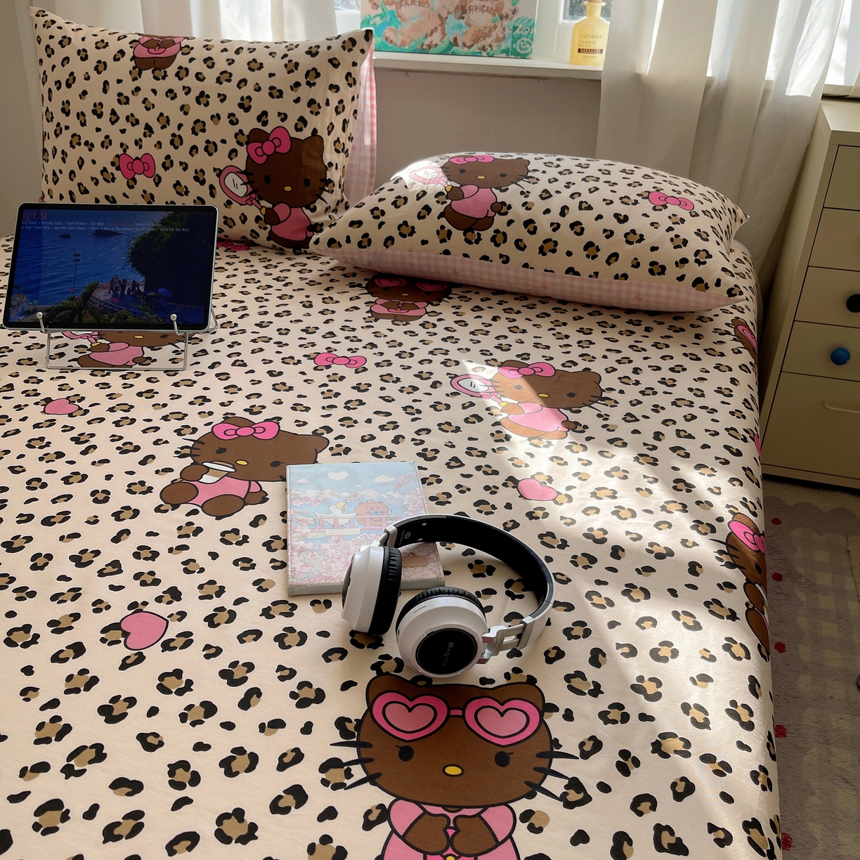 91家纺网 家纺一手货源 找家纺 六巷胡同 2026新款40支全棉13070INS卡通全棉单品床单 豹纹黑皮猫