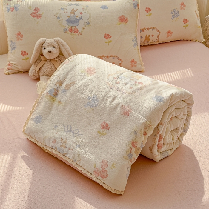 91家纺网 家纺一手货源 找家纺 贝扬思家纺 2026新款云感双层纱抗菌花边夏被-晴风系列 晴风-镜子里的兔