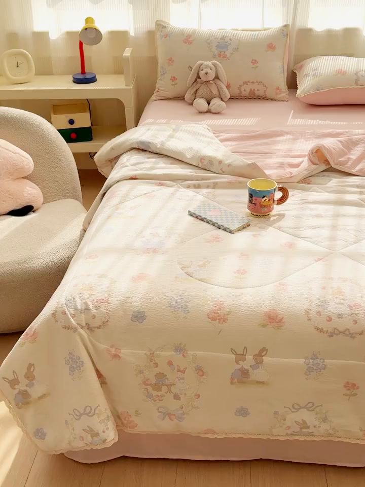 91家纺网 家纺一手货源 找家纺 贝扬思家纺 2026新款云感双层纱抗菌花边夏被-晴风系列 晴风-镜子里的兔