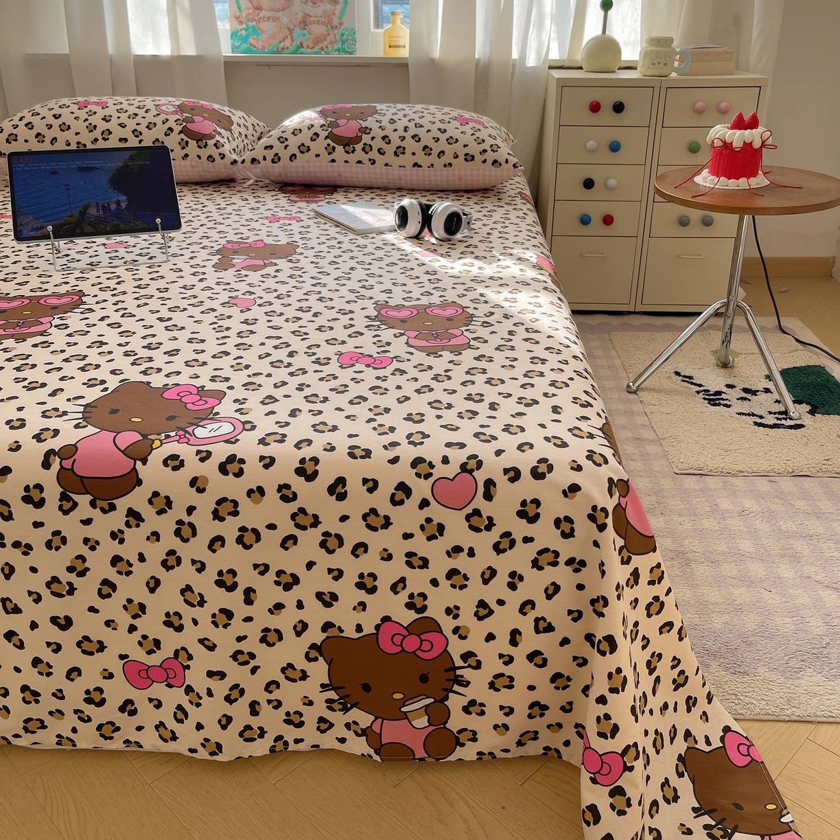 91家纺网 家纺一手货源 找家纺 六巷胡同 2026新款40支全棉13070INS卡通全棉单品床单 豹纹黑皮猫