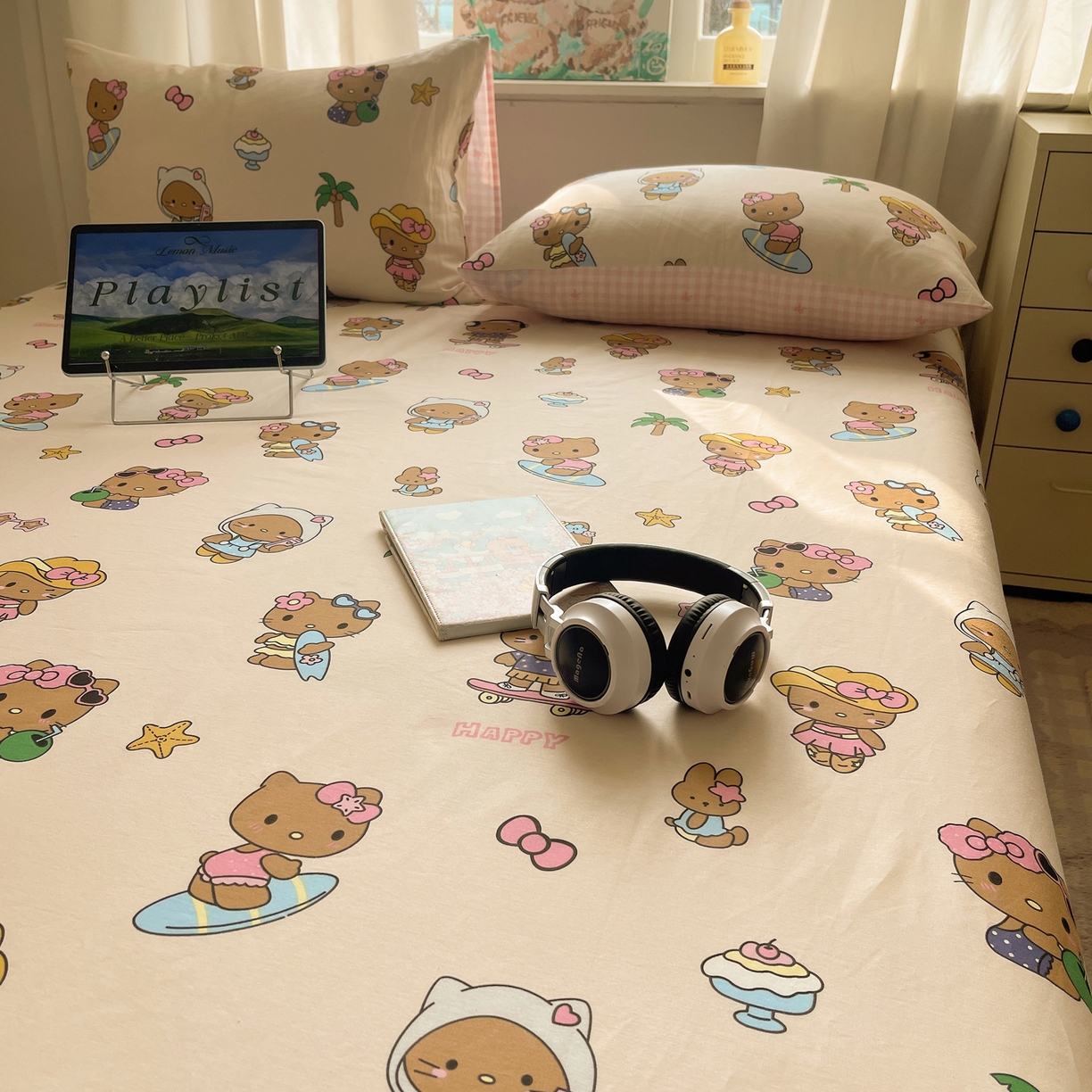 91家纺网 家纺一手货源 找家纺 六巷胡同 2026新款40支全棉13070INS卡通全棉单品床单 度假冲浪猫