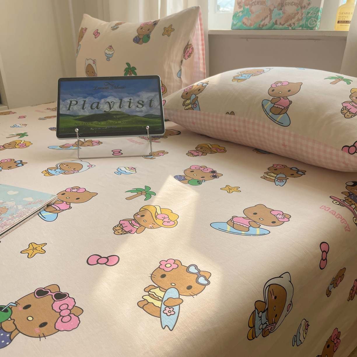 91家纺网 家纺一手货源 找家纺 六巷胡同 2026新款40支全棉13070INS卡通全棉单品床单 度假冲浪猫