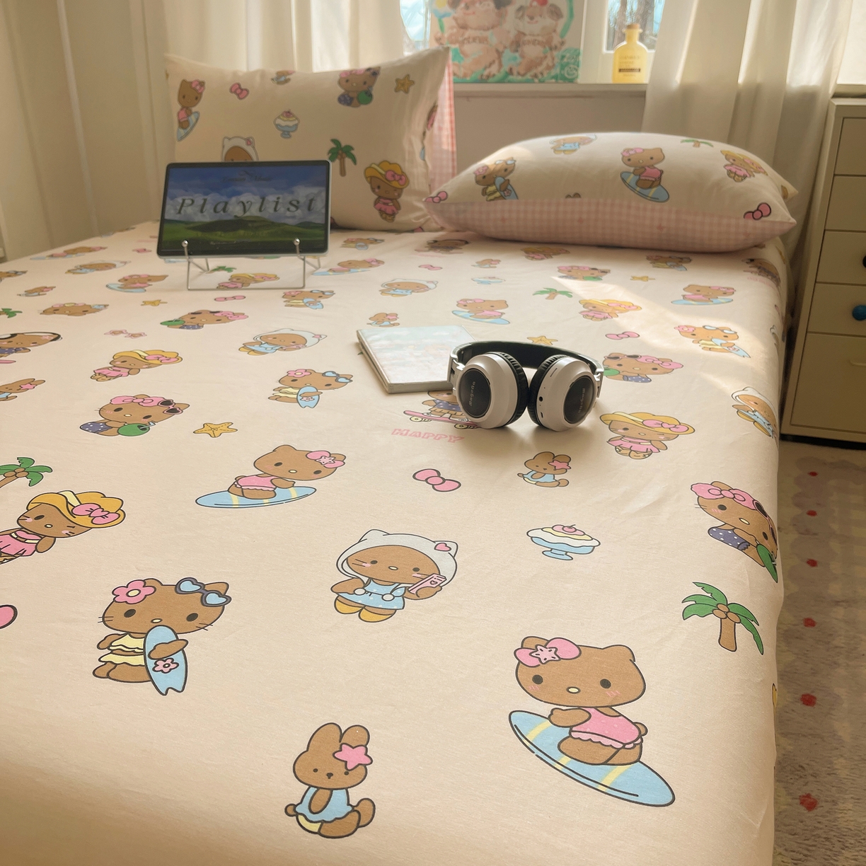 91家纺网 家纺一手货源 找家纺 六巷胡同 2026新款40支全棉13070INS卡通全棉单品床单 度假冲浪猫