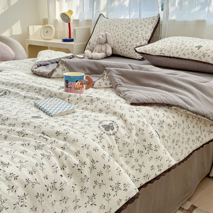 91家纺网 家纺一手货源 找家纺 贝扬思家纺 2026新款云感双层纱抗菌花边夏被-晴风系列 晴风-困蝶