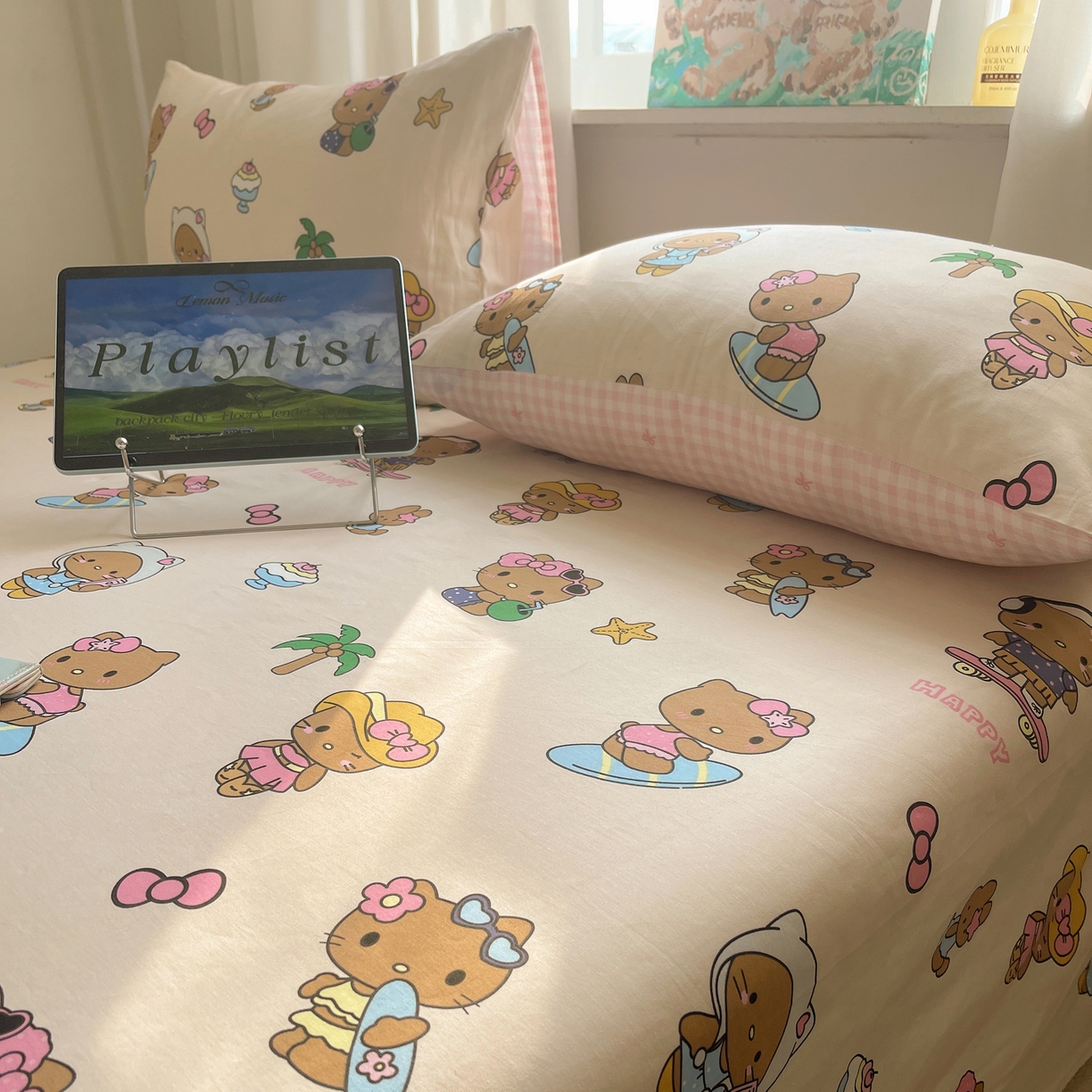 91家纺网 家纺一手货源 找家纺 六巷胡同 2026新款40支全棉13070INS卡通全棉单品床单 度假冲浪猫