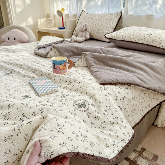 91家纺网 家纺一手货源 找家纺 贝扬思家纺 2026新款云感双层纱抗菌花边夏被-晴风系列 晴风-困蝶
