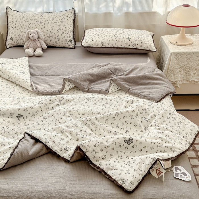 91家纺网 家纺一手货源 找家纺 贝扬思家纺 2026新款云感双层纱抗菌花边夏被-晴风系列 晴风-困蝶