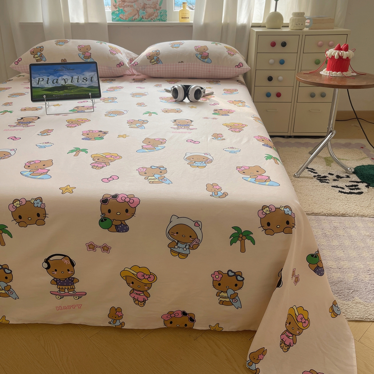 91家纺网 家纺一手货源 找家纺 六巷胡同 2026新款40支全棉13070INS卡通全棉单品床单 度假冲浪猫