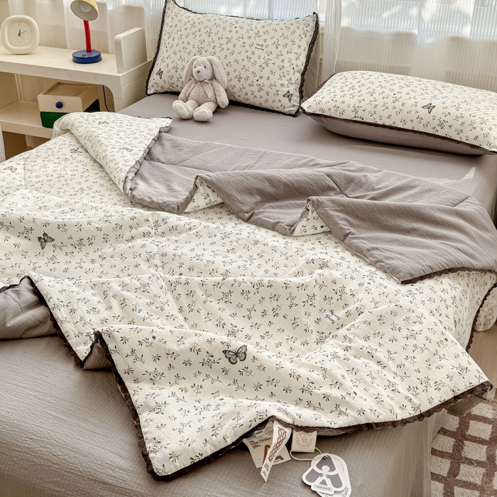 91家纺网 家纺一手货源 找家纺 贝扬思家纺 2026新款云感双层纱抗菌花边夏被-晴风系列 晴风-困蝶