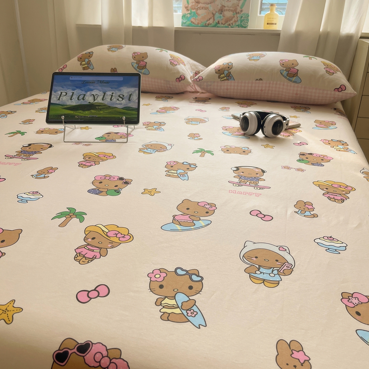 91家纺网 家纺一手货源 找家纺 六巷胡同 2026新款40支全棉13070INS卡通全棉单品床单 度假冲浪猫