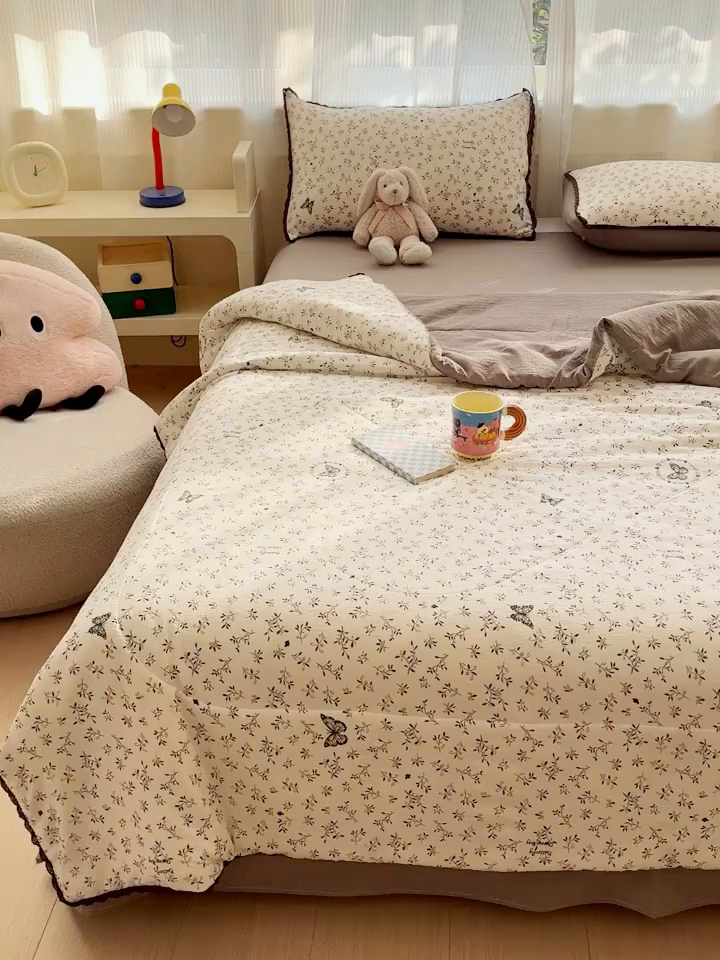 91家纺网 家纺一手货源 找家纺 贝扬思家纺 2026新款云感双层纱抗菌花边夏被-晴风系列 晴风-困蝶