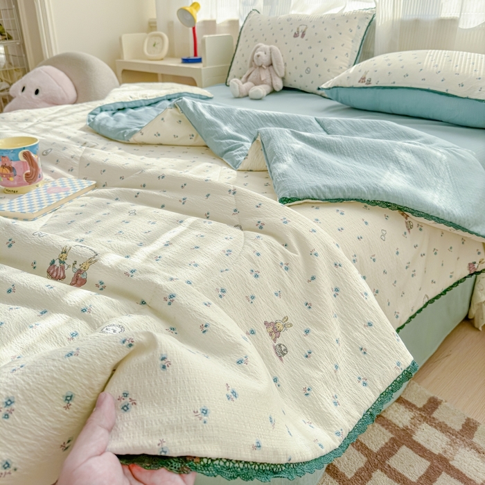 91家纺网 家纺一手货源 找家纺 贝扬思家纺 2026新款云感双层纱抗菌花边夏被-晴风系列 晴风-浪漫兔兔