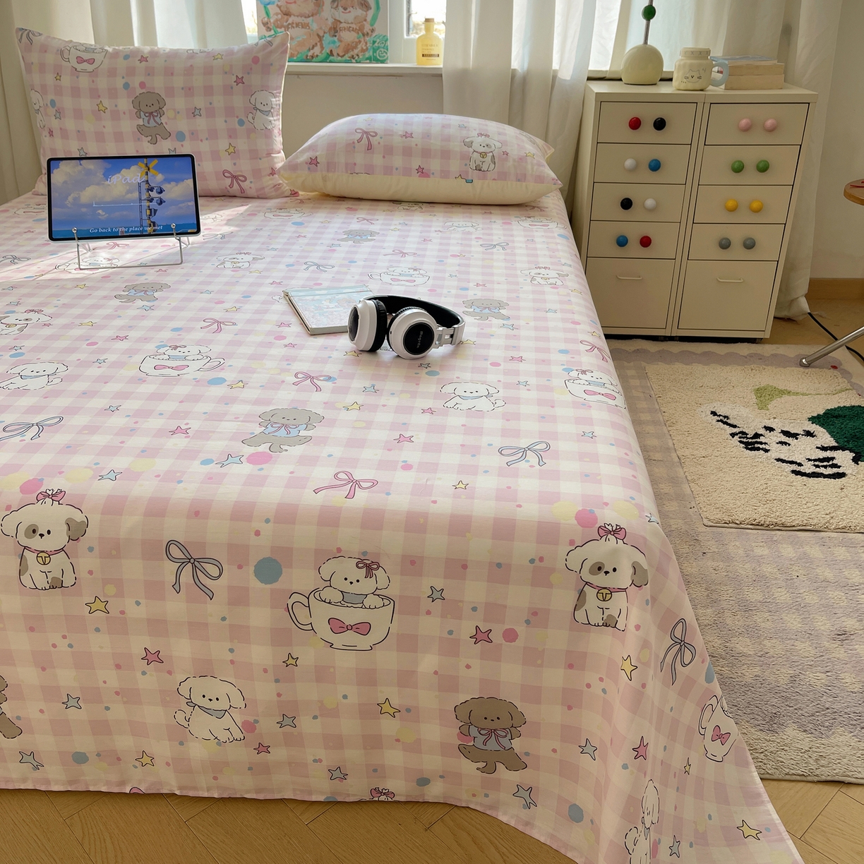 91家纺网 家纺一手货源 找家纺 六巷胡同 2026新款40支全棉13070INS卡通全棉单品床单 粉格趣味犬