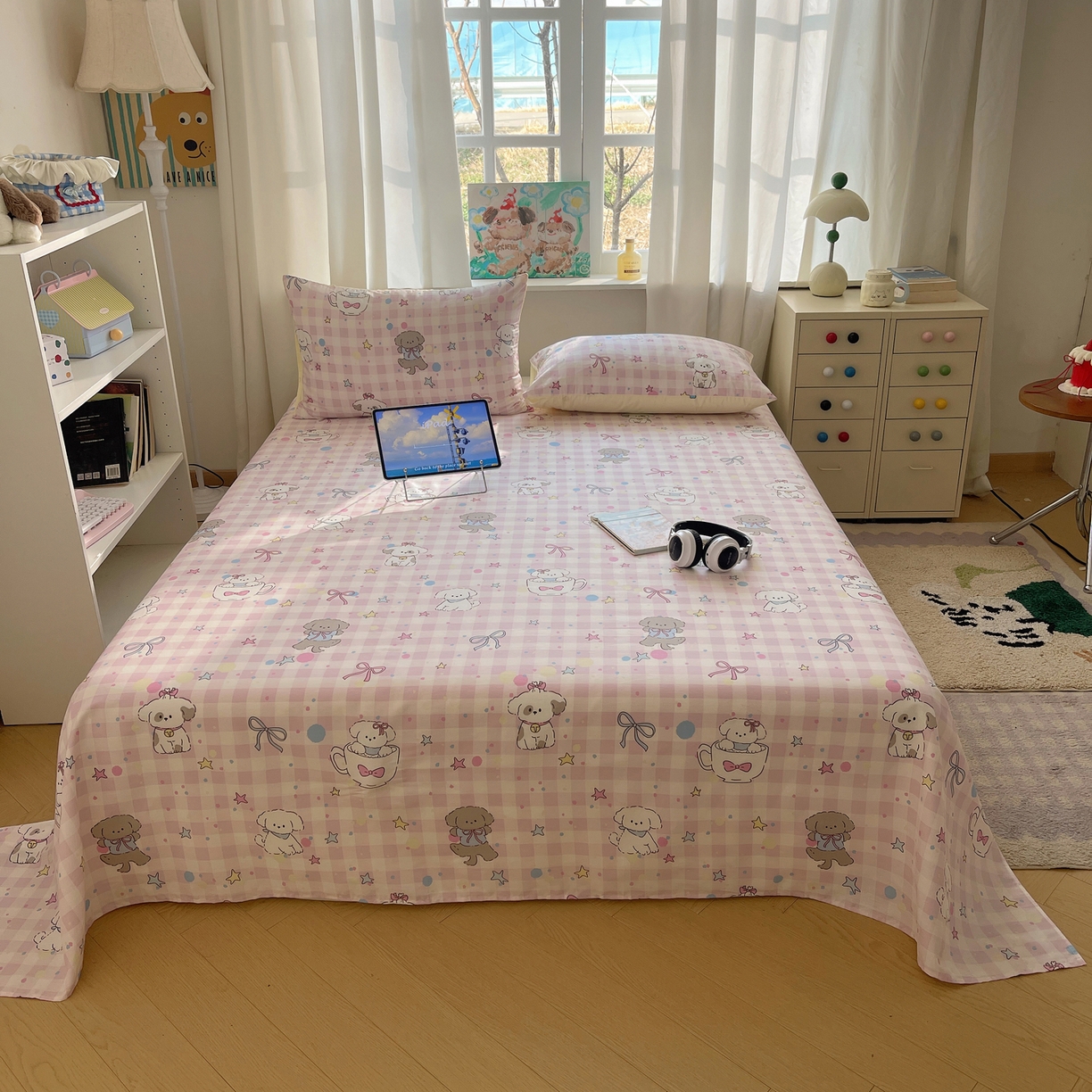 91家纺网 家纺一手货源 找家纺 六巷胡同 2026新款40支全棉13070INS卡通全棉单品床单 粉格趣味犬