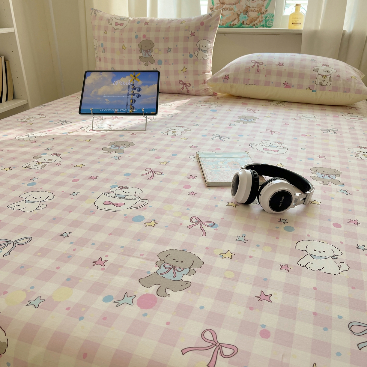 91家纺网 家纺一手货源 找家纺 六巷胡同 2026新款40支全棉13070INS卡通全棉单品床单 粉格趣味犬