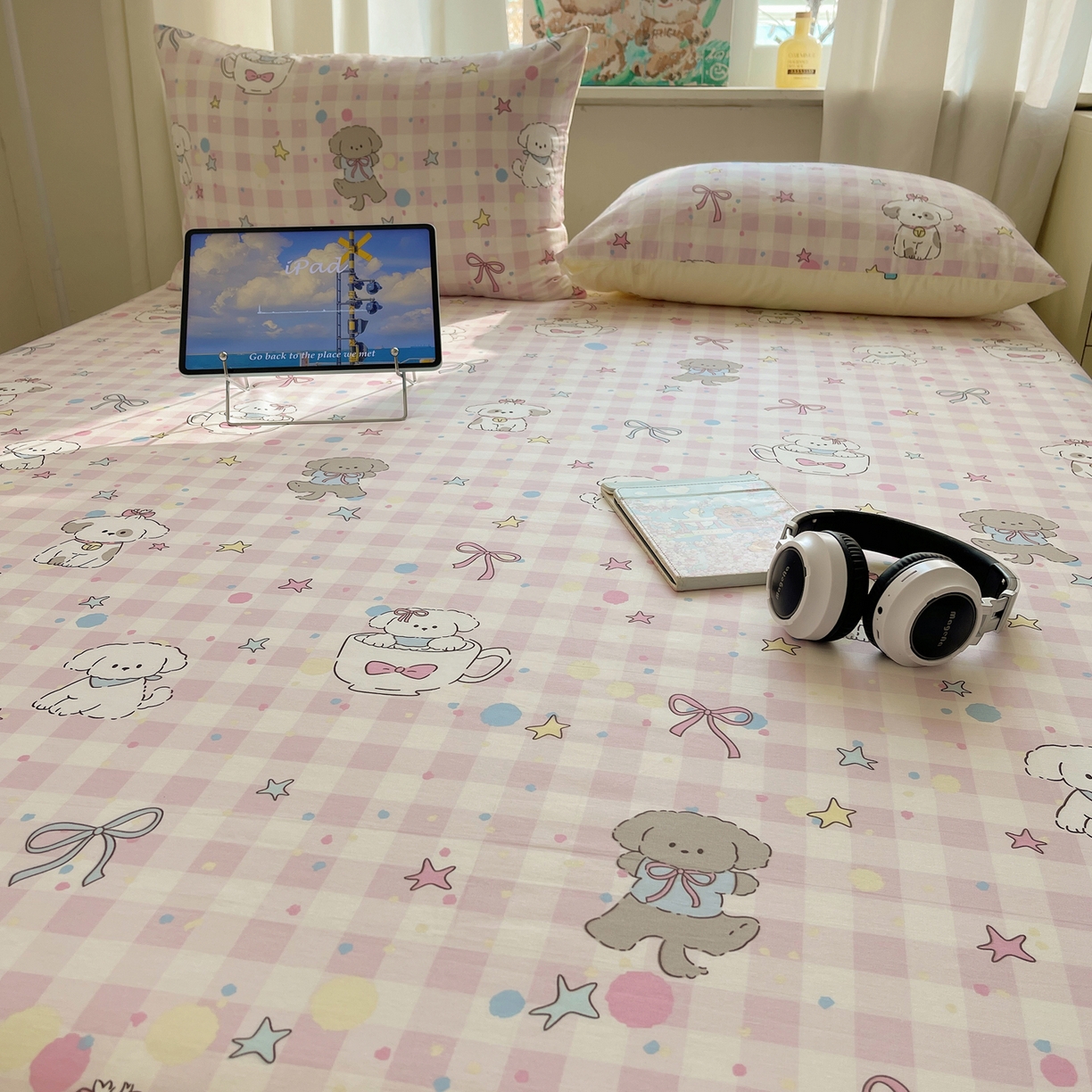 91家纺网 家纺一手货源 找家纺 六巷胡同 2026新款40支全棉13070INS卡通全棉单品床单 粉格趣味犬