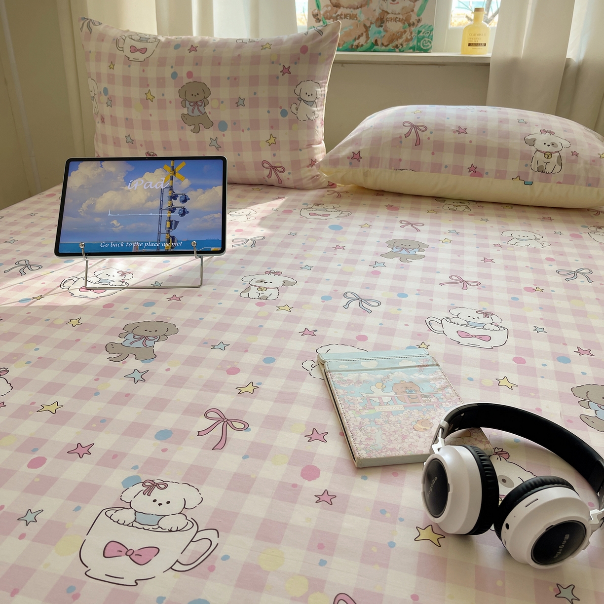 91家纺网 家纺一手货源 找家纺 六巷胡同 2026新款40支全棉13070INS卡通全棉单品床单 粉格趣味犬