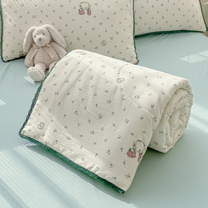 91家纺网 家纺一手货源 找家纺 贝扬思家纺 2026新款云感双层纱抗菌花边夏被-晴风系列 晴风-浪漫兔兔