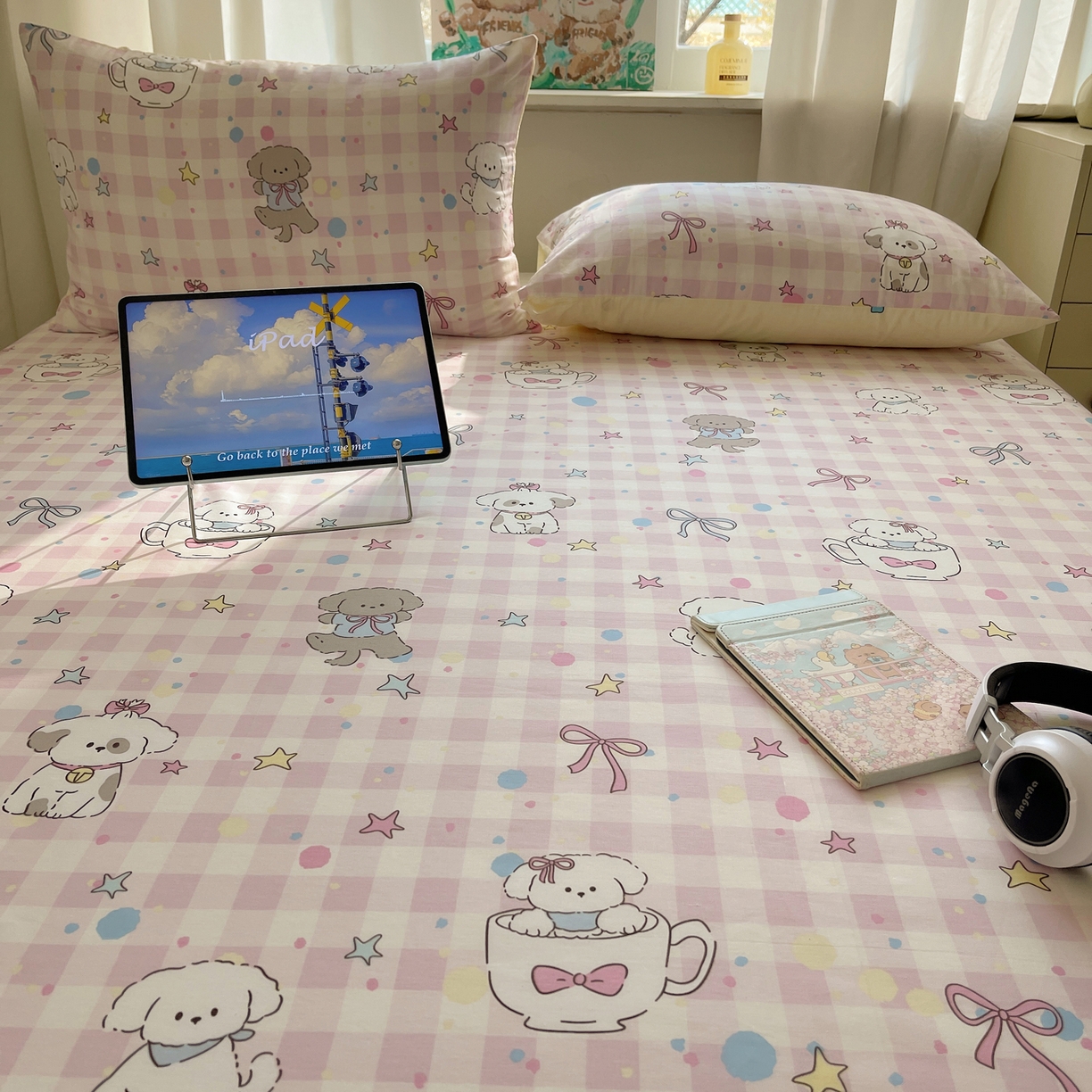 91家纺网 家纺一手货源 找家纺 六巷胡同 2026新款40支全棉13070INS卡通全棉单品床单 粉格趣味犬