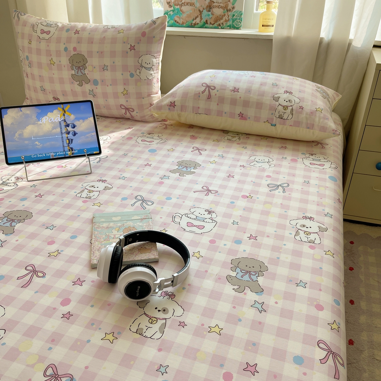 91家纺网 家纺一手货源 找家纺 六巷胡同 2026新款40支全棉13070INS卡通全棉单品床单 粉格趣味犬