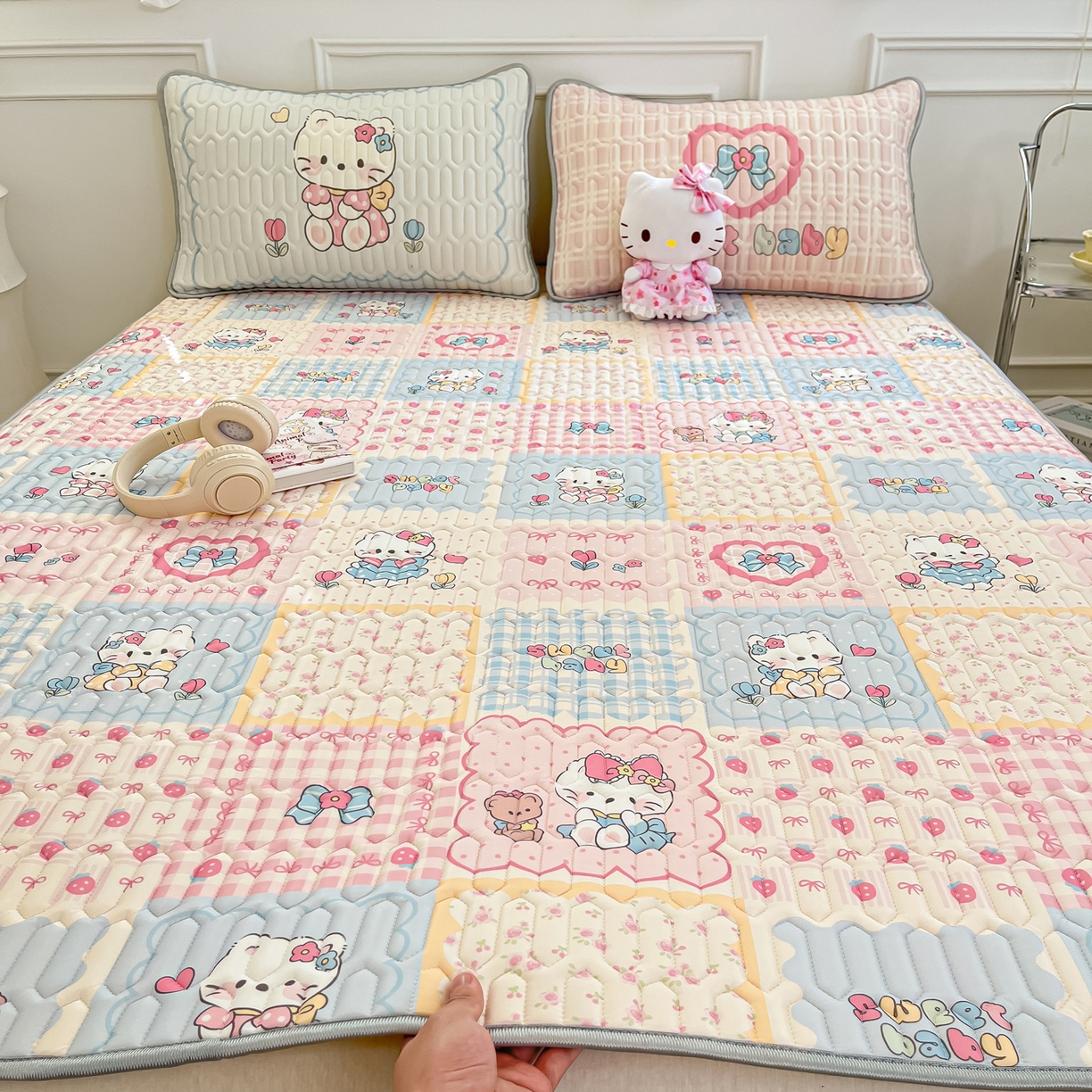 91家纺网 家纺一手货源 找家纺 摩妮卡 2026新款数码大版小清新乳胶凉席床席款三件套-场景一 猫宝宝的地盘