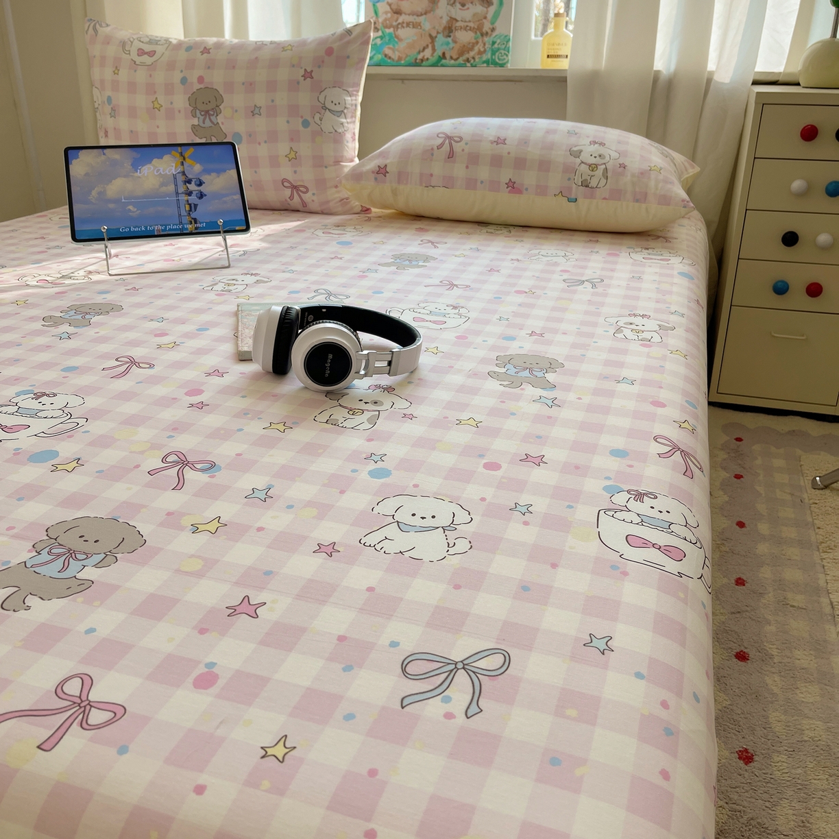 91家纺网 家纺一手货源 找家纺 六巷胡同 2026新款40支全棉13070INS卡通全棉单品床单 粉格趣味犬