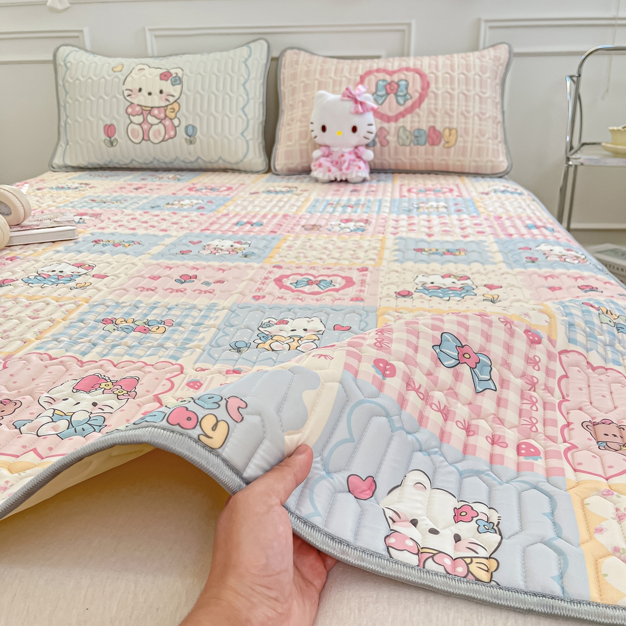 91家纺网 家纺一手货源 找家纺 摩妮卡 2026新款数码大版小清新乳胶凉席床席款三件套-场景一 猫宝宝的地盘