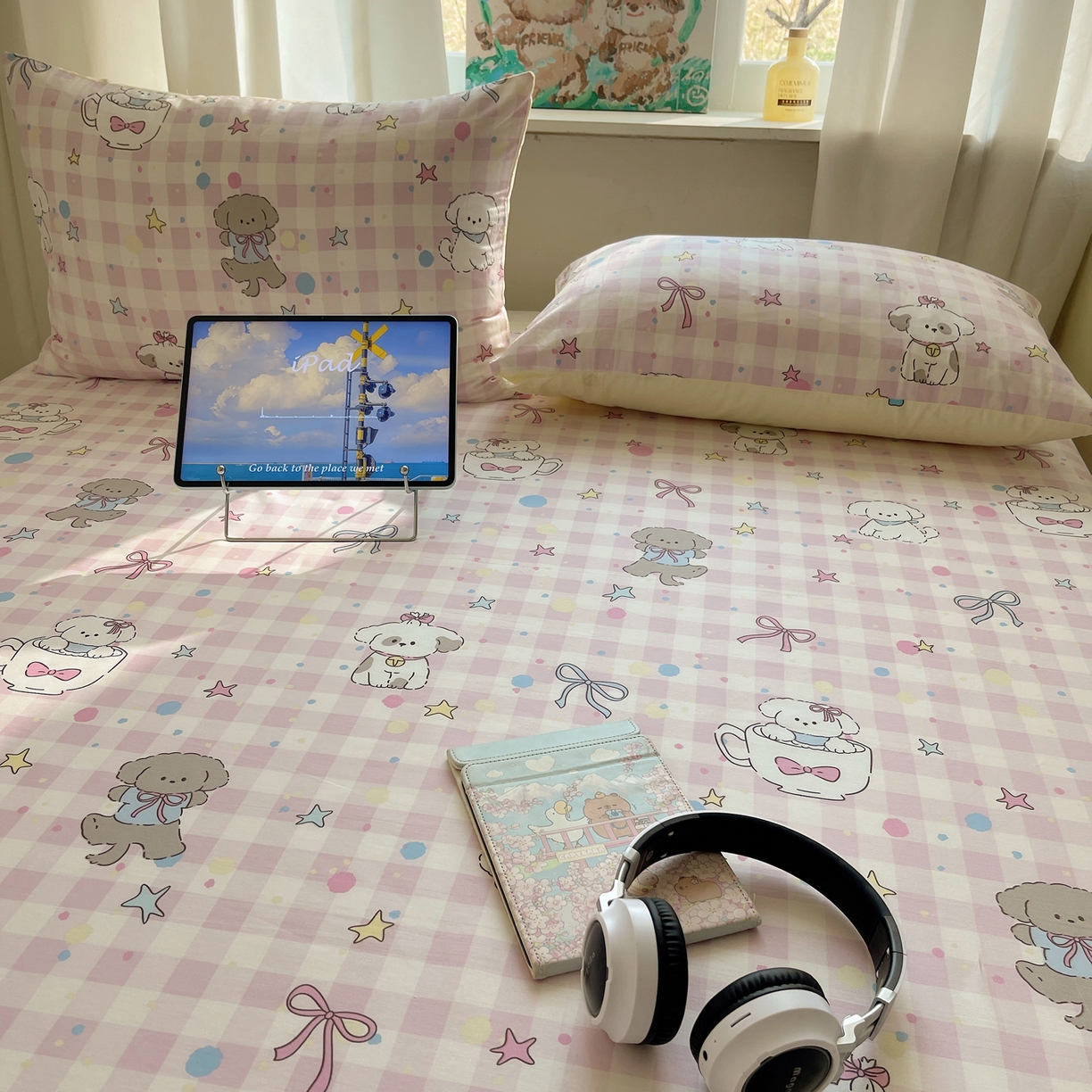 91家纺网 家纺一手货源 找家纺 六巷胡同 2026新款40支全棉13070INS卡通全棉单品床单 粉格趣味犬