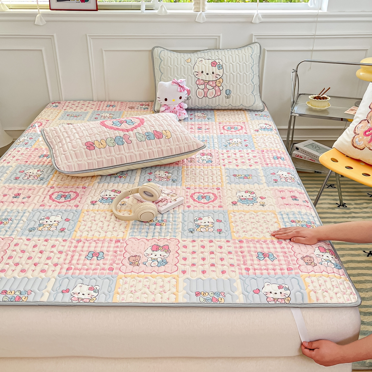 91家纺网 家纺一手货源 找家纺 摩妮卡 2026新款数码大版小清新乳胶凉席床席款三件套-场景一 猫宝宝的地盘