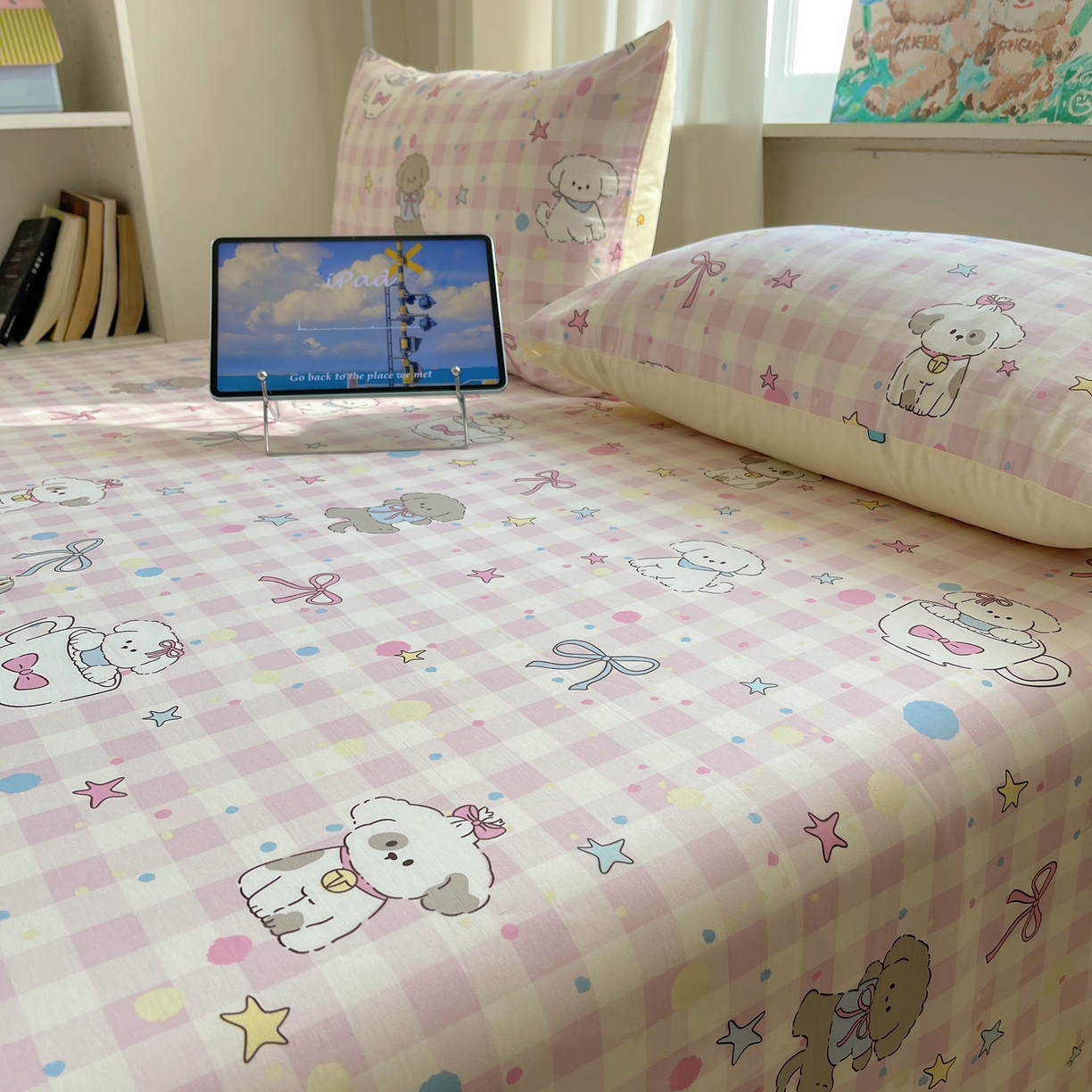 91家纺网 家纺一手货源 找家纺 六巷胡同 2026新款40支全棉13070INS卡通全棉单品床单 粉格趣味犬