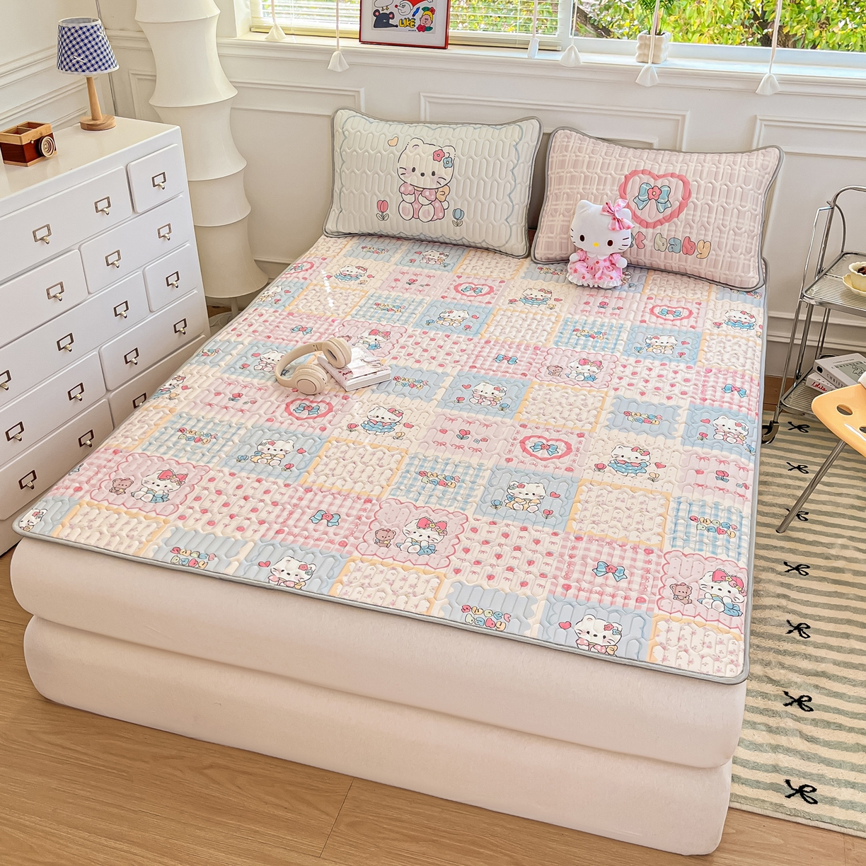 91家纺网 家纺一手货源 找家纺 摩妮卡 2026新款数码大版小清新乳胶凉席床席款三件套-场景一 猫宝宝的地盘