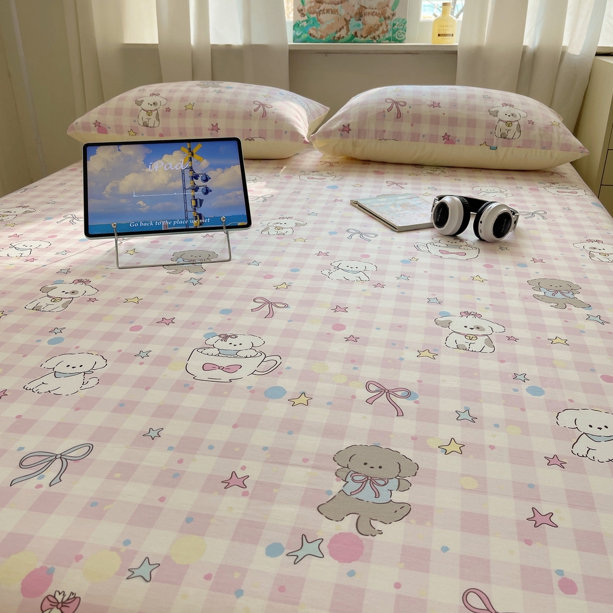 91家纺网 家纺一手货源 找家纺 六巷胡同 2026新款40支全棉13070INS卡通全棉单品床单 粉格趣味犬