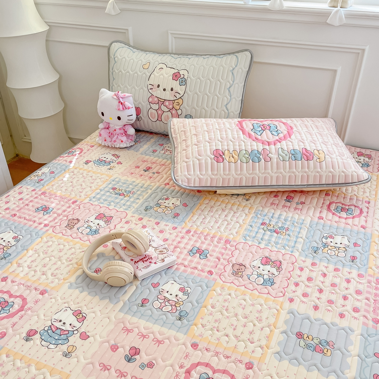 91家纺网 家纺一手货源 找家纺 摩妮卡 2026新款数码大版小清新乳胶凉席床席款三件套-场景一 猫宝宝的地盘