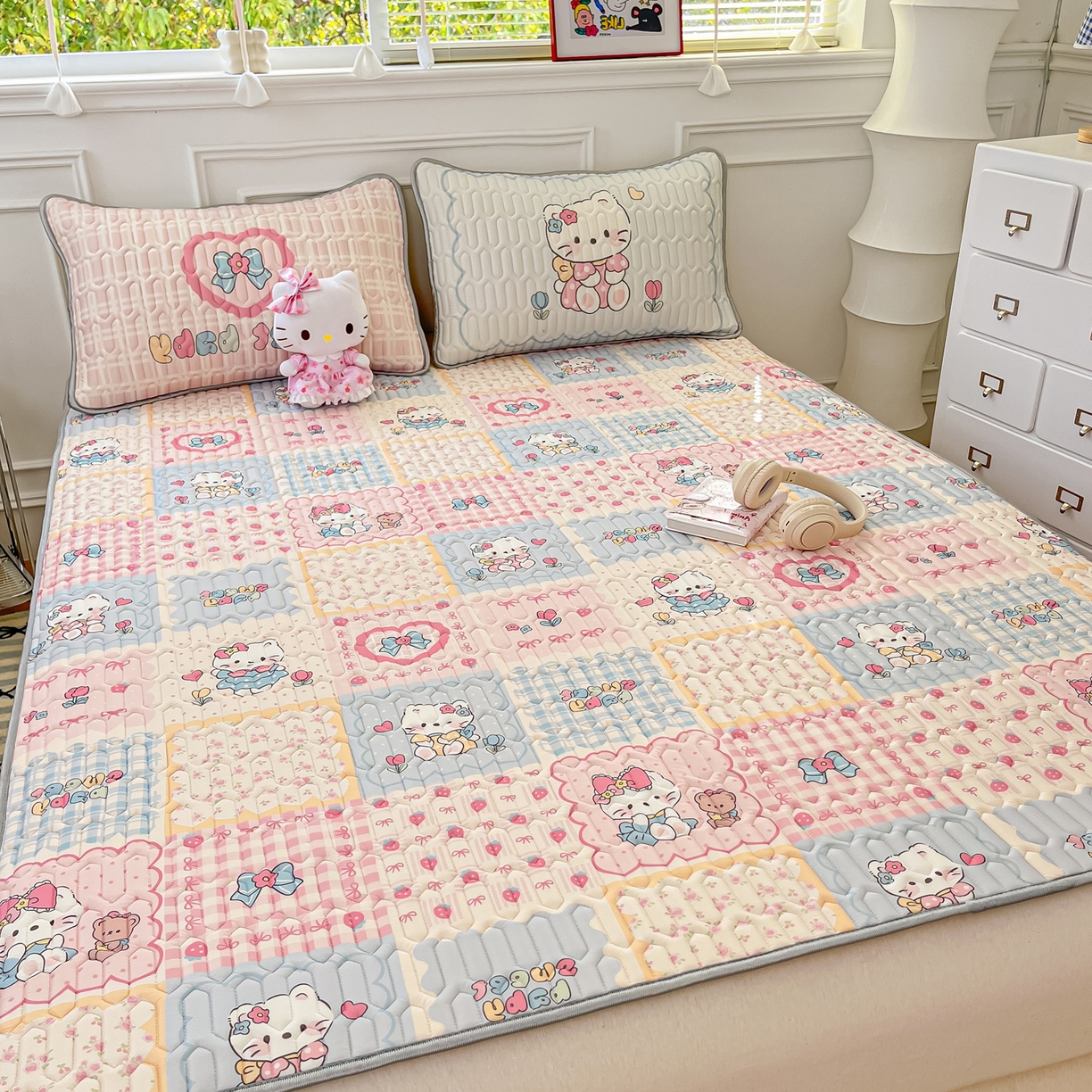 91家纺网 家纺一手货源 找家纺 摩妮卡 2026新款数码大版小清新乳胶凉席床席款三件套-场景一 猫宝宝的地盘